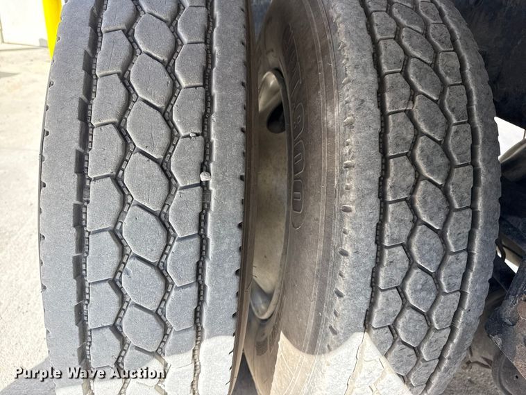 image for item DO8480 2008 Peterbilt 367 vacuum truck