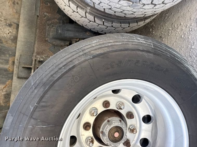 image for item DO8480 2008 Peterbilt 367 vacuum truck