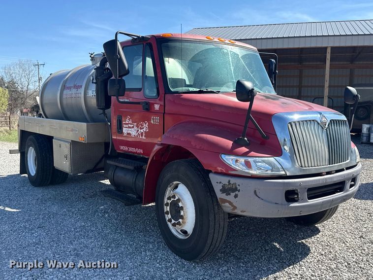 image for item DR0988 2007 International 4300 vacuum truck