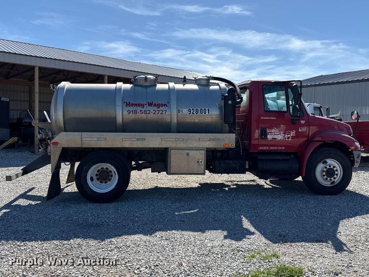 image for item DR0988 2007 International 4300 vacuum truck