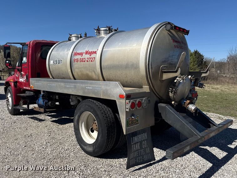 image for item DR0988 2007 International 4300 vacuum truck