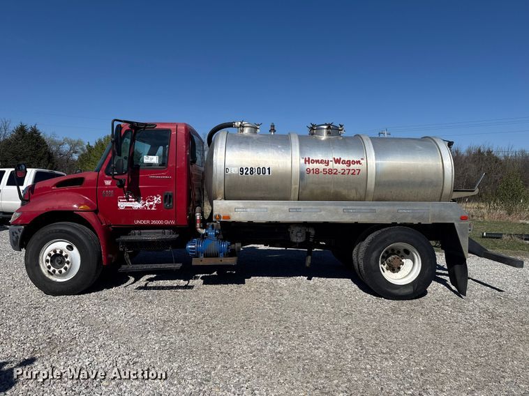 image for item DR0988 2007 International 4300 vacuum truck