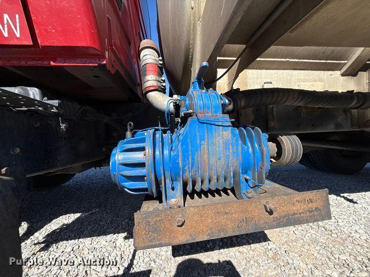 image for item DR0988 2007 International 4300 vacuum truck