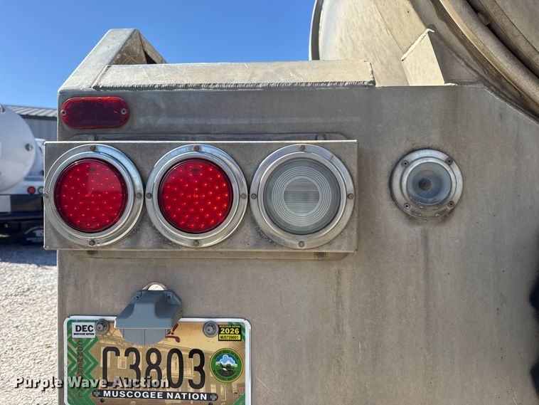 image for item DR0988 2007 International 4300 vacuum truck