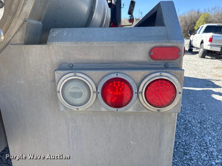 image for item DR0988 2007 International 4300 vacuum truck