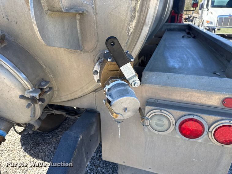 image for item DR0988 2007 International 4300 vacuum truck