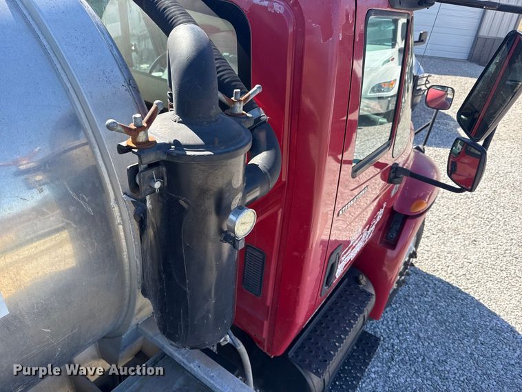 image for item DR0988 2007 International 4300 vacuum truck