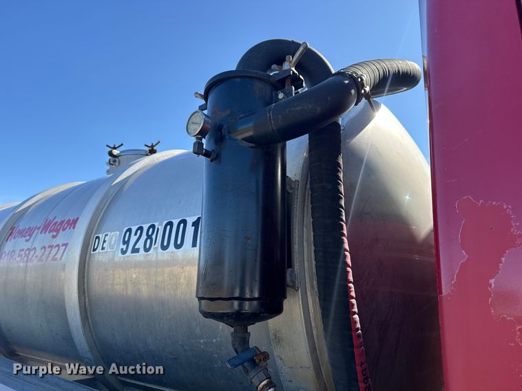 image for item DR0988 2007 International 4300 vacuum truck