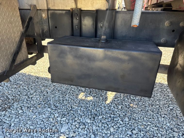 image for item DR0988 2007 International 4300 vacuum truck