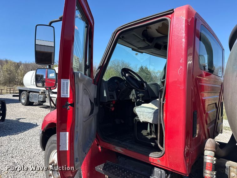 image for item DR0988 2007 International 4300 vacuum truck