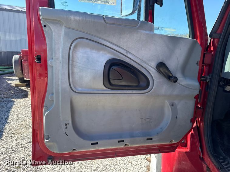 image for item DR0988 2007 International 4300 vacuum truck