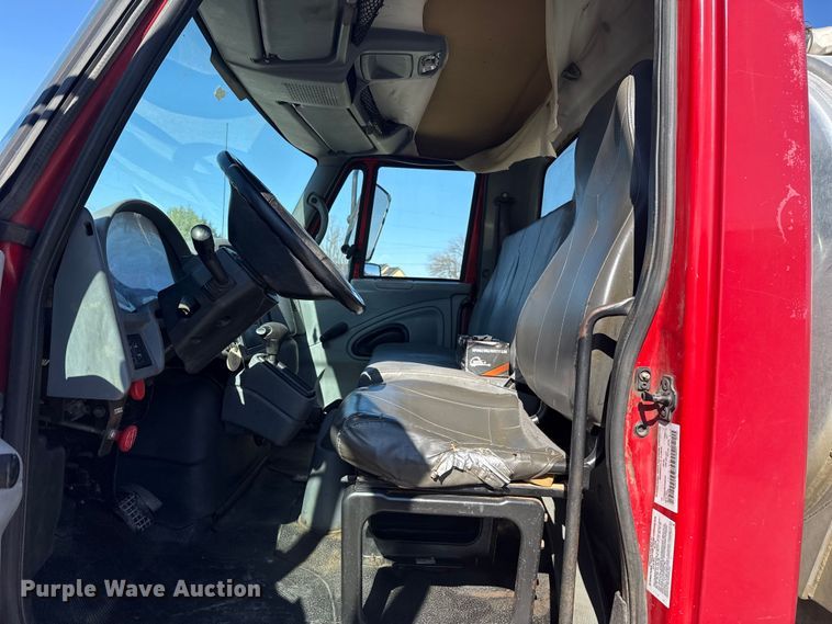 image for item DR0988 2007 International 4300 vacuum truck