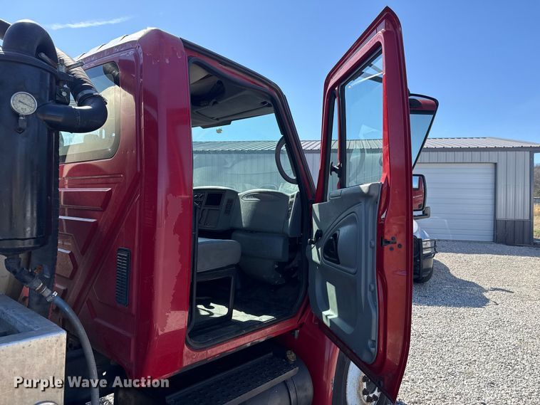 image for item DR0988 2007 International 4300 vacuum truck