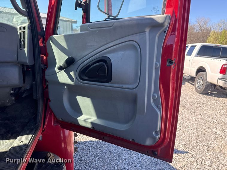 image for item DR0988 2007 International 4300 vacuum truck