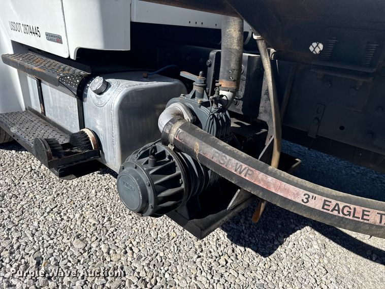 image for item DR0989 2007 Freightliner Business Class M2 vacuum truck