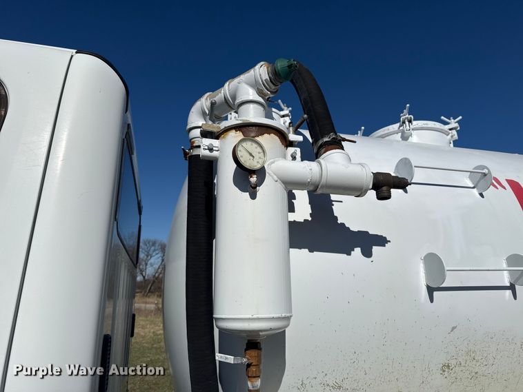 image for item DR0989 2007 Freightliner Business Class M2 vacuum truck