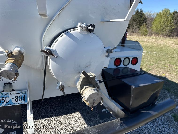 image for item DR0989 2007 Freightliner Business Class M2 vacuum truck