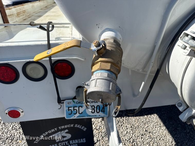 image for item DR0989 2007 Freightliner Business Class M2 vacuum truck