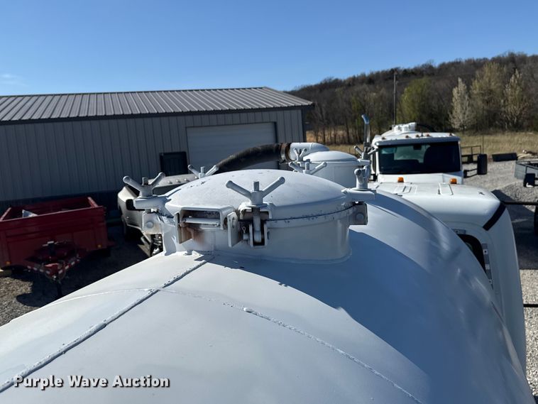 image for item DR0989 2007 Freightliner Business Class M2 vacuum truck