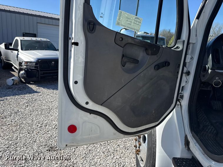 image for item DR0989 2007 Freightliner Business Class M2 vacuum truck