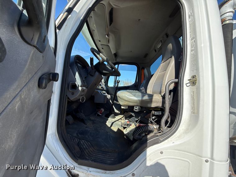 image for item DR0989 2007 Freightliner Business Class M2 vacuum truck