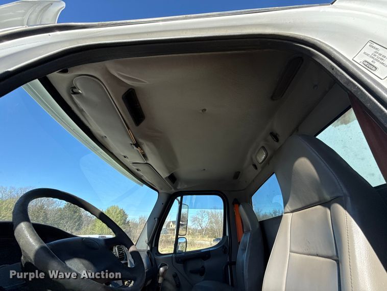 image for item DR0989 2007 Freightliner Business Class M2 vacuum truck