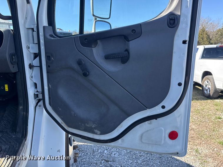 image for item DR0989 2007 Freightliner Business Class M2 vacuum truck