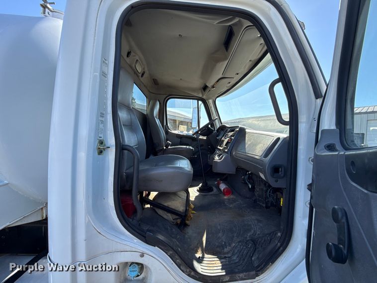 image for item DR0989 2007 Freightliner Business Class M2 vacuum truck