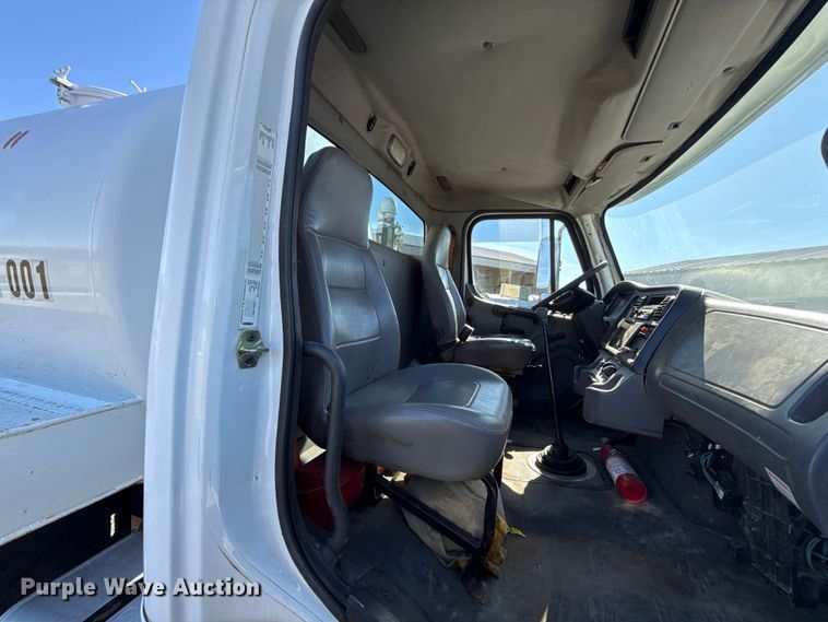 image for item DR0989 2007 Freightliner Business Class M2 vacuum truck