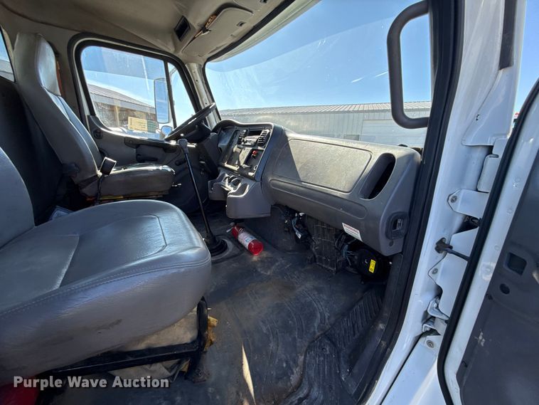 image for item DR0989 2007 Freightliner Business Class M2 vacuum truck