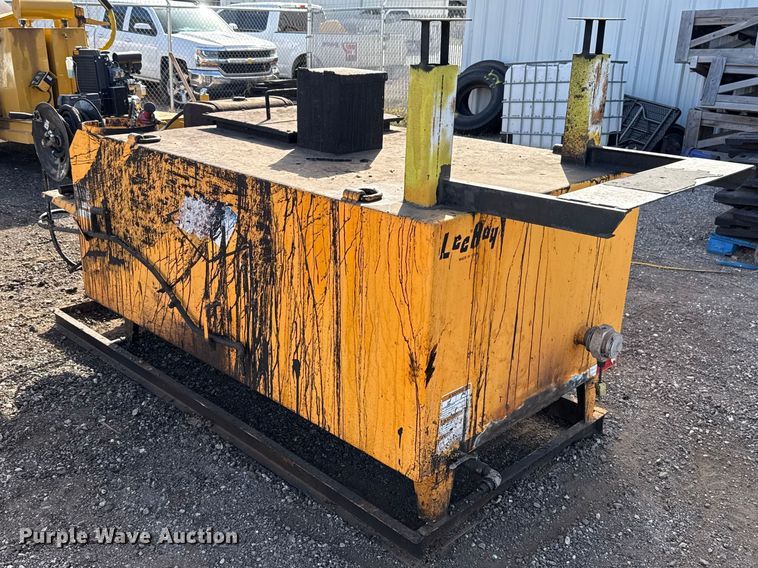 image for item DR1011 LeeBoy L500 tack distributer trailer