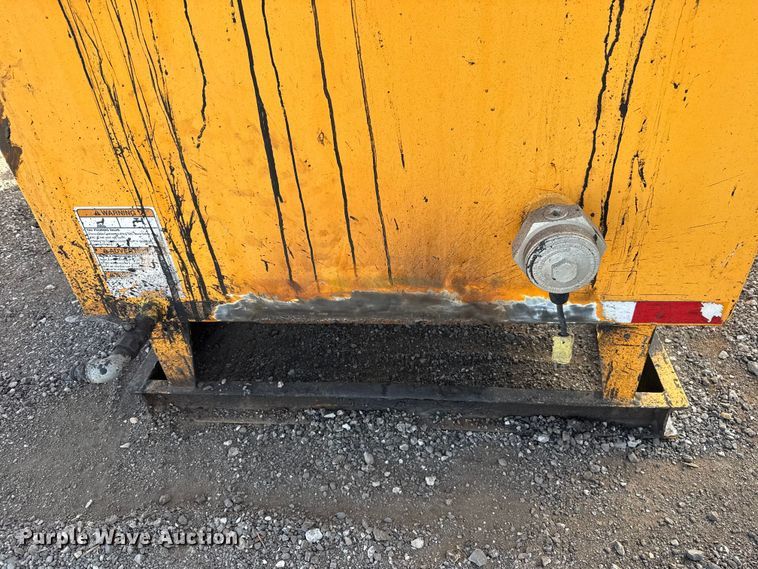 image for item DR1011 LeeBoy L500 tack distributer trailer