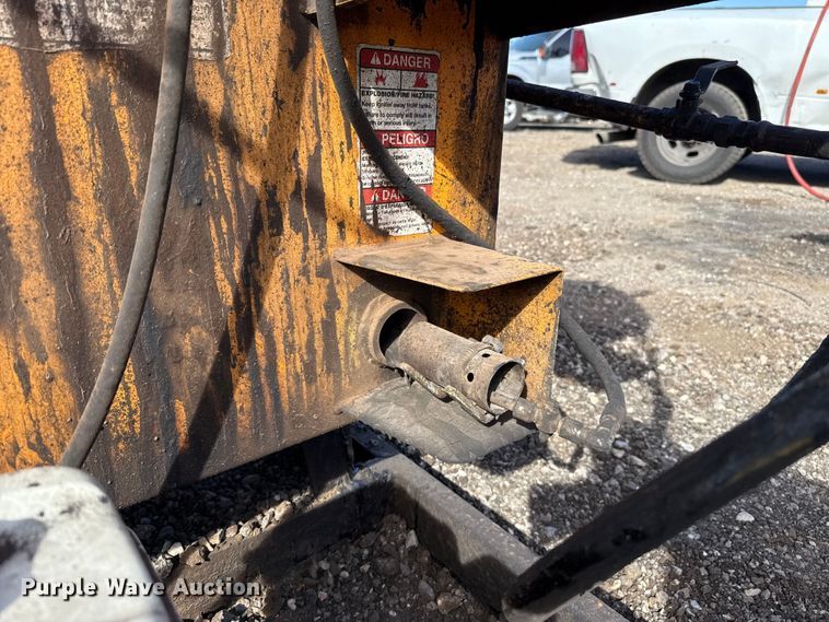 image for item DR1011 LeeBoy L500 tack distributer trailer