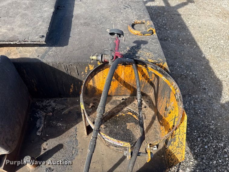 image for item DR1011 LeeBoy L500 tack distributer trailer