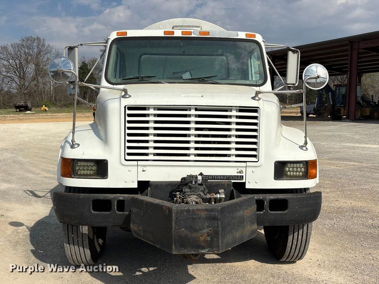image for item DT0102 2001 International 4900 oil distributor truck