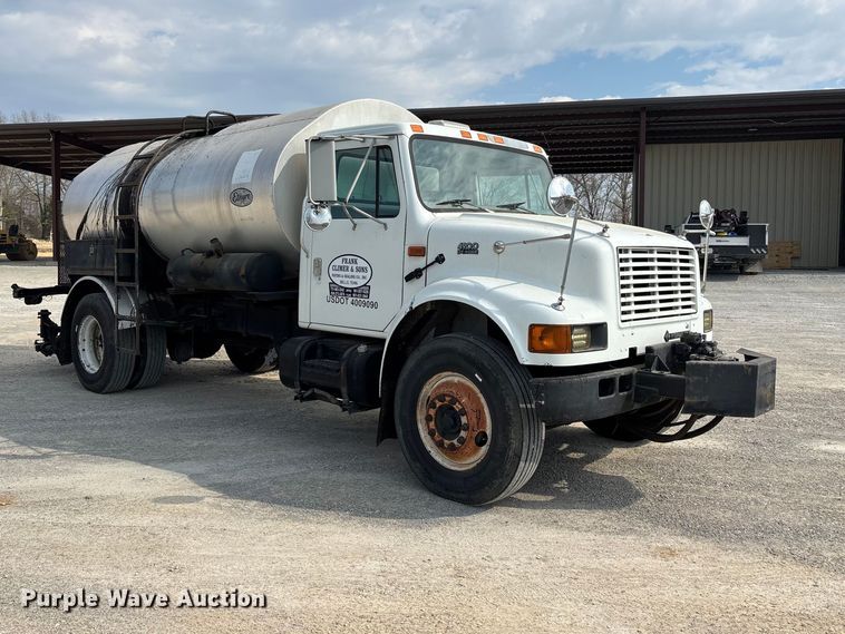 image for item DT0102 2001 International 4900 oil distributor truck