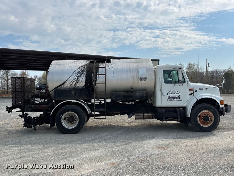 image for item DT0102 2001 International 4900 oil distributor truck