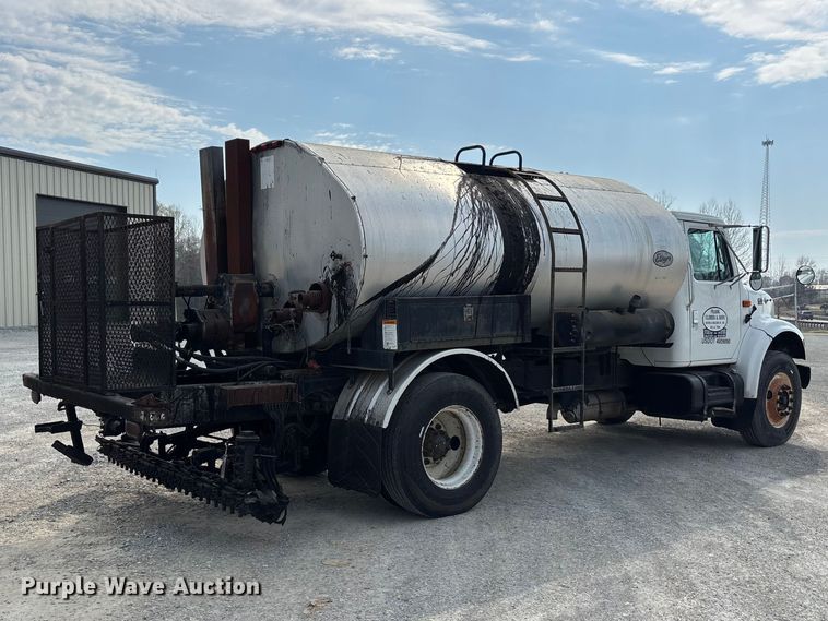 image for item DT0102 2001 International 4900 oil distributor truck