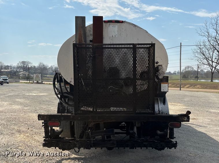 image for item DT0102 2001 International 4900 oil distributor truck