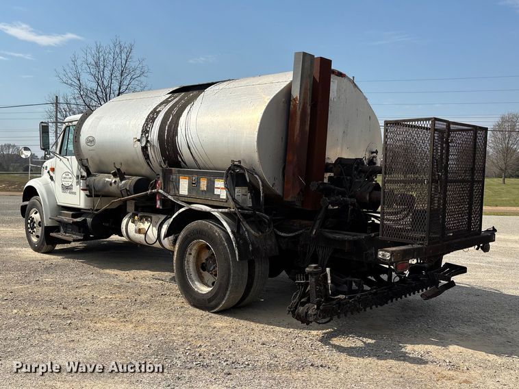 image for item DT0102 2001 International 4900 oil distributor truck