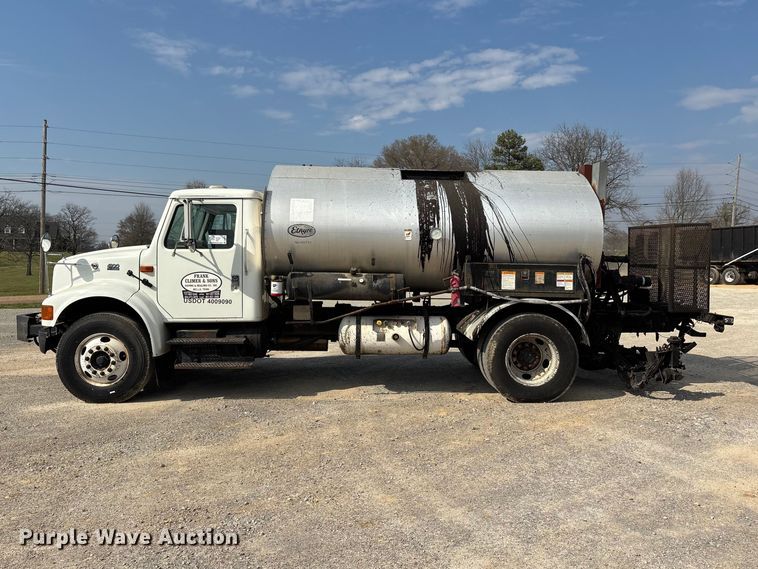 image for item DT0102 2001 International 4900 oil distributor truck