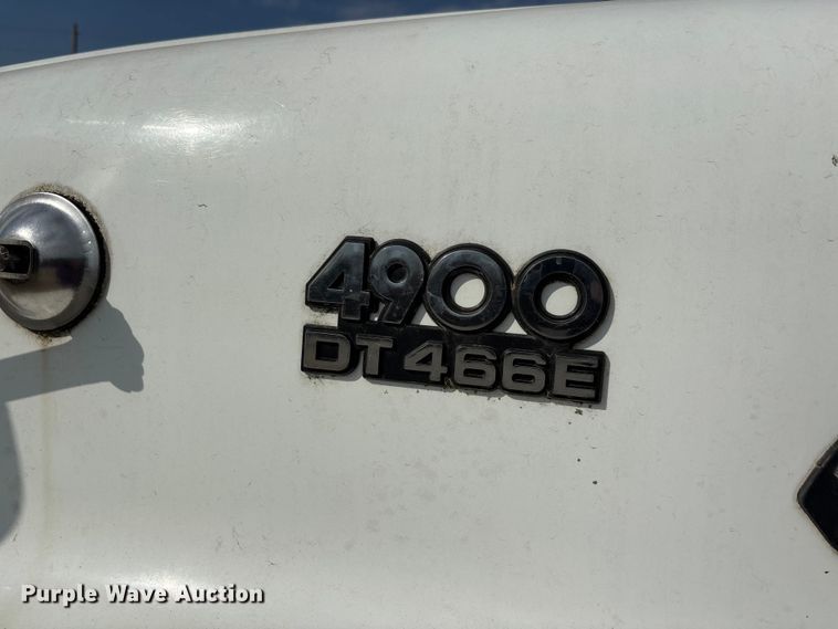 image for item DT0102 2001 International 4900 oil distributor truck