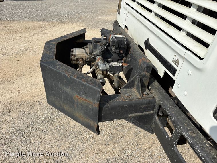 image for item DT0102 2001 International 4900 oil distributor truck