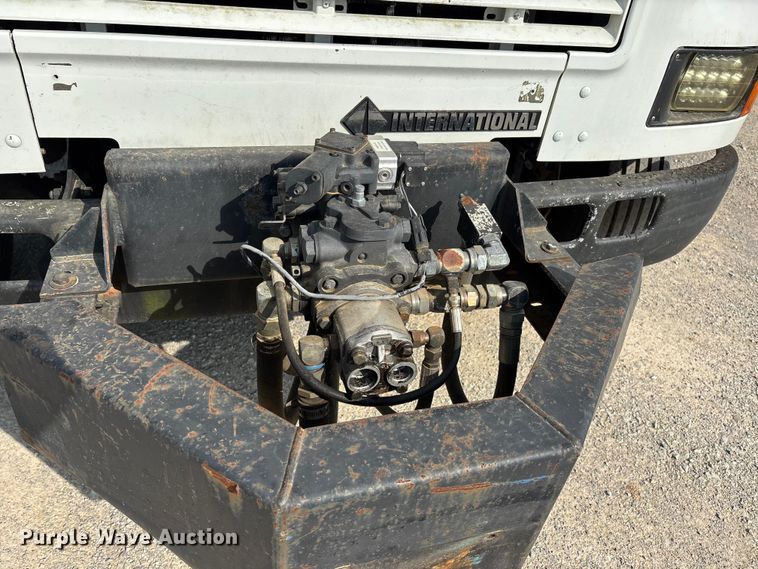 image for item DT0102 2001 International 4900 oil distributor truck