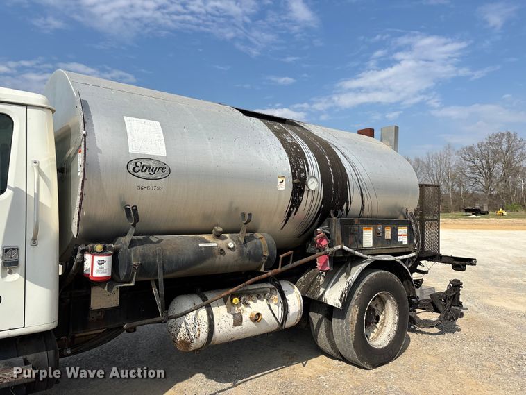 image for item DT0102 2001 International 4900 oil distributor truck