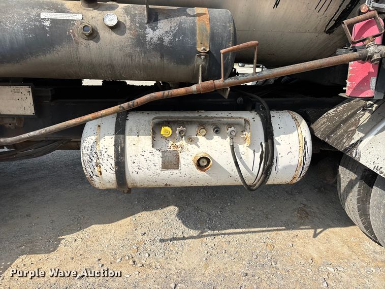 image for item DT0102 2001 International 4900 oil distributor truck