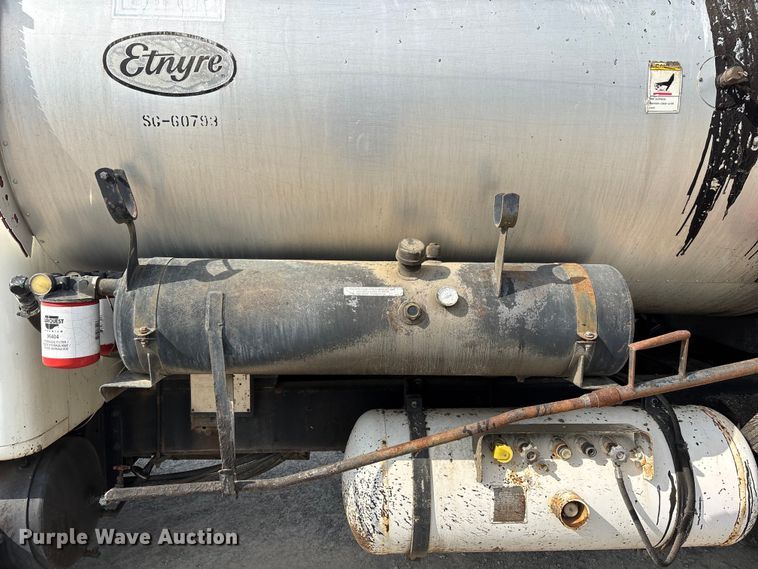 image for item DT0102 2001 International 4900 oil distributor truck