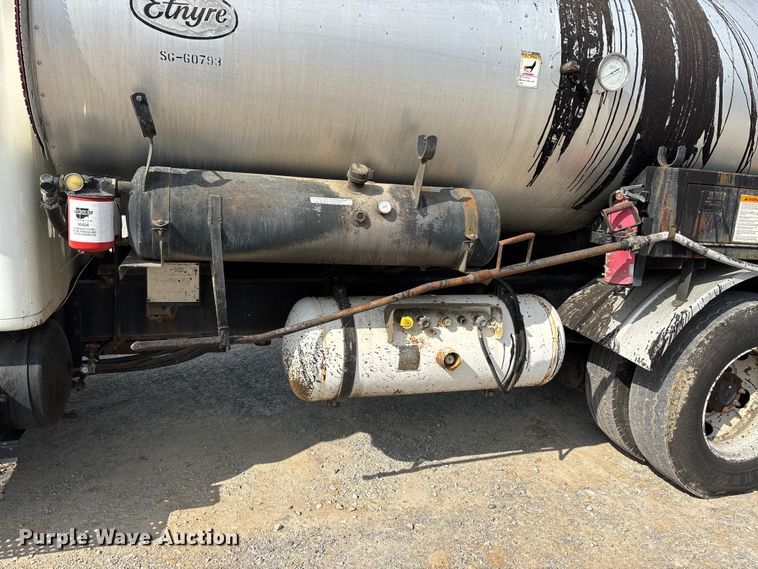 image for item DT0102 2001 International 4900 oil distributor truck