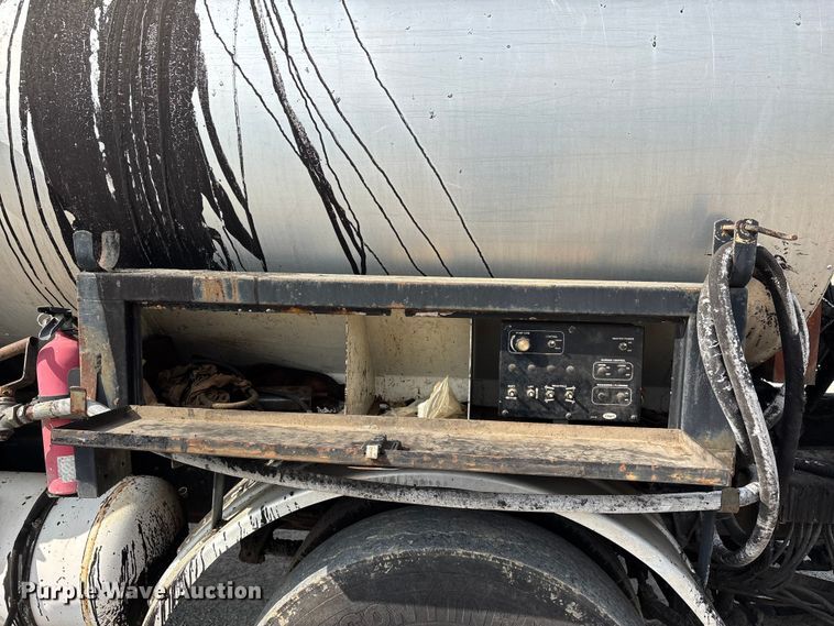 image for item DT0102 2001 International 4900 oil distributor truck