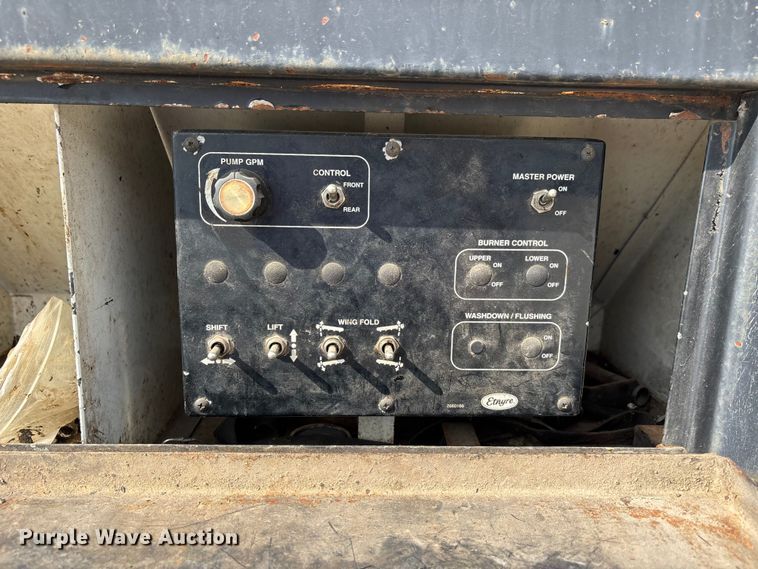 image for item DT0102 2001 International 4900 oil distributor truck